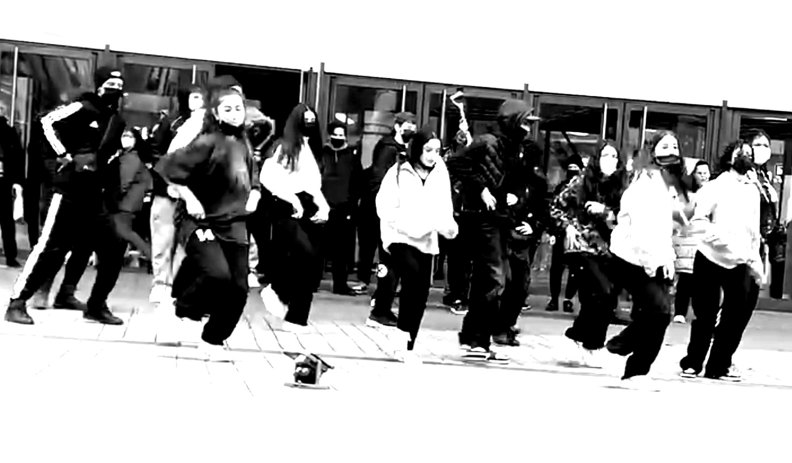 Schüler der Gesamtschule Bockmühle tanzen in der Limbecker Straße