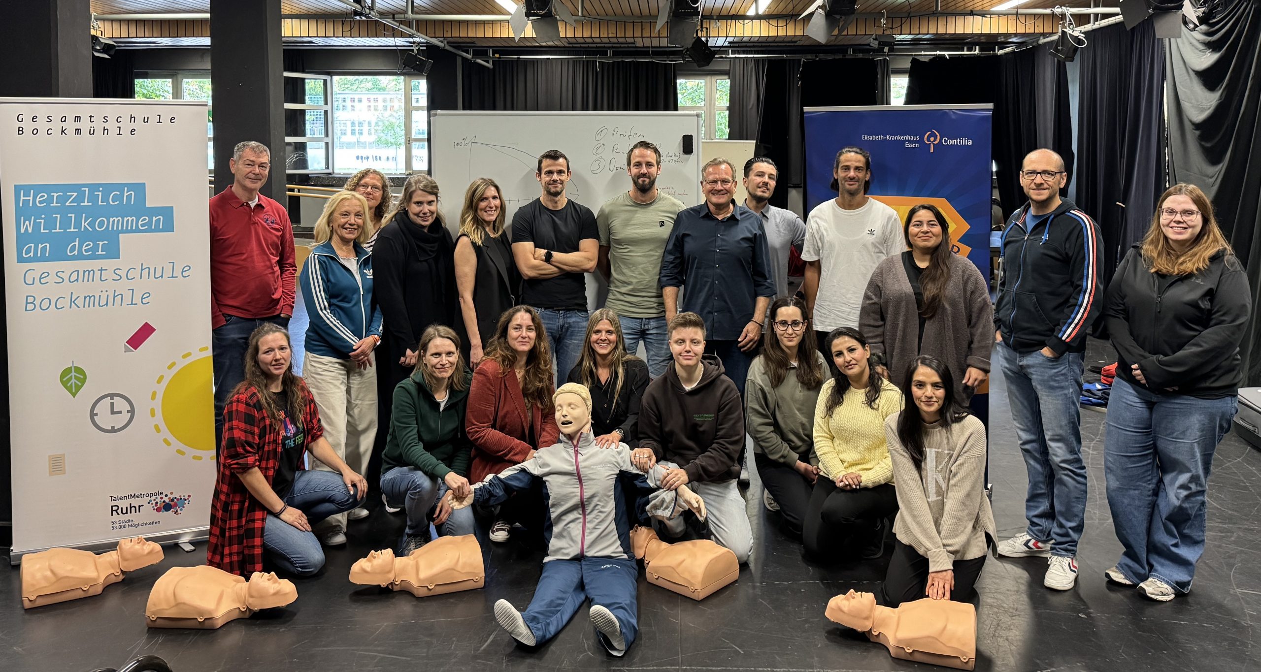 Gruppenfoto der Veranstaltung der "Jungen Retter" in der Gesamtschule Bockmühle